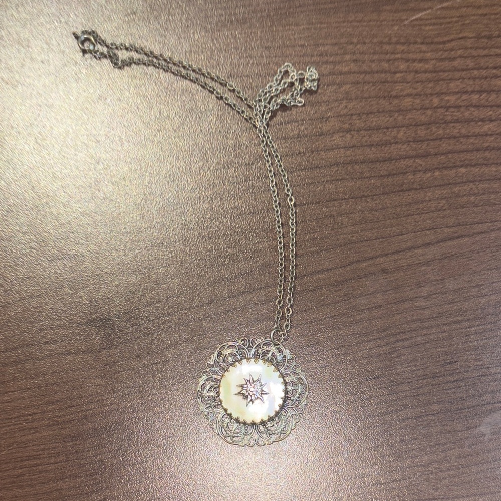 Elegant vintage style  Silver toned with mother of pearl  Pendant Necklace